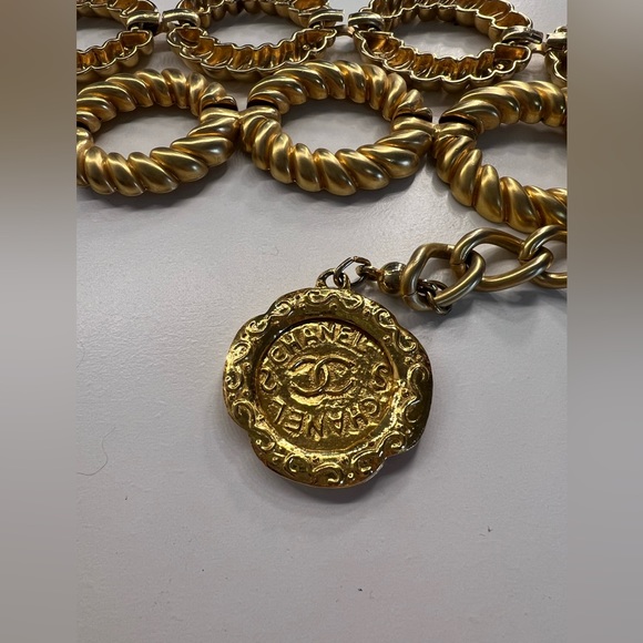CHANEL 1980s Textured Medallion Logo Belt – Rare Collector’s Piece - Picture 10 of 13